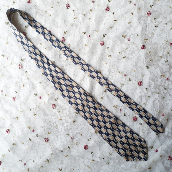 Museum Artifacts Neck Tie All Silk Beer Pint Glass - Picture 3 of 8